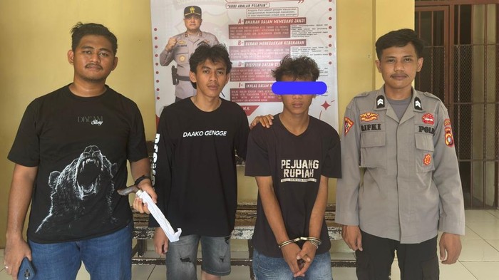 1761717840034-polisi-menangkap-pemuda-berinisial-mc-21-yang-menusuk-tangan-ibu-kandungnya-menggunakan-sebilah-badik-di-mamuju-1761701675306_169