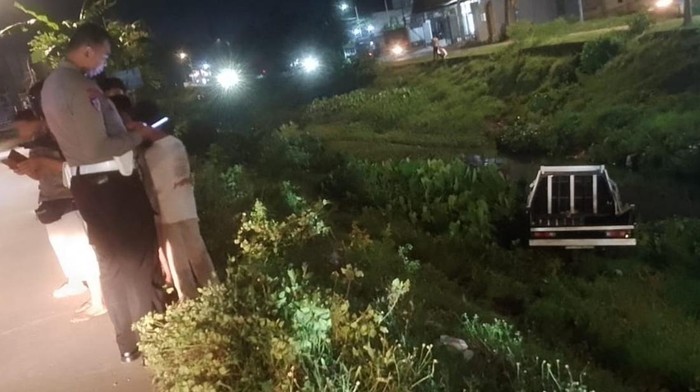 1761717884840-pikap-terjun-ke-kanal-aeropala-gowa-1761700392138_169