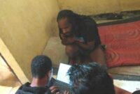 1761717940278-anggota-kkb-dugi-telenggen-saat-diperiksa-dua-polisi-usai-ditangkap-di-lanny-jaya-1761621674265_169