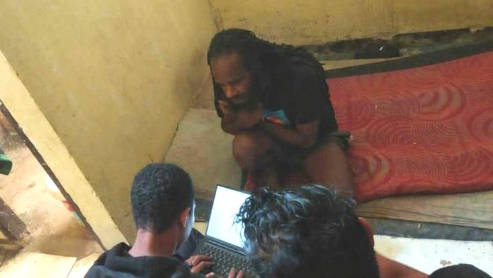 1761717940278-anggota-kkb-dugi-telenggen-saat-diperiksa-dua-polisi-usai-ditangkap-di-lanny-jaya-1761621674265_169