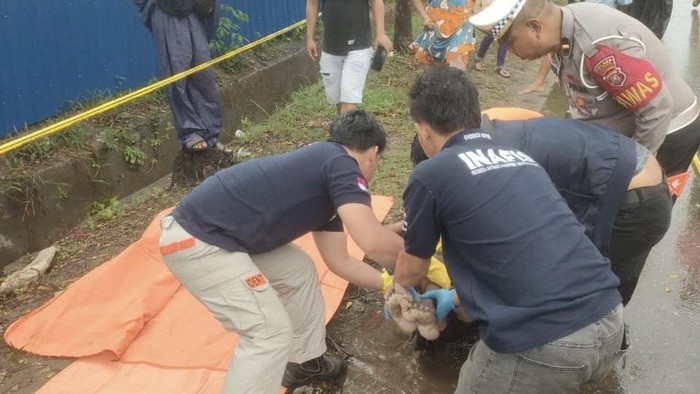 1761738737055-polisi-melakukan-evakuasi-penemuan-mayat-pria-lansia-di-pinggir-jalan-kolaka-sultra-1761540919660_169