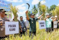 1761738790019-bupati-bone-andi-asman-sulaiman-saat-melakukan-panen-raya-di-kecamatan-kahu-agung-pramonodetiksulsel-1761731353894_169