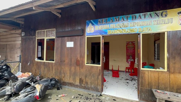1761739053772-kantor-spkt-polres-mamberamo-raya-rusak-diserang-massa-membawa-senjata-tajam-1761720732768_169