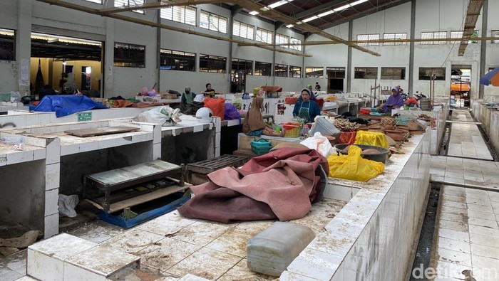1761739054460-kondisi-lapak-pedagang-pasar-lakessi-parepare-1761715982721_169