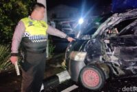 1761739060070-polisi-melakukan-olah-tkp-di-lokasi-kecelakaan-1761718026164_169