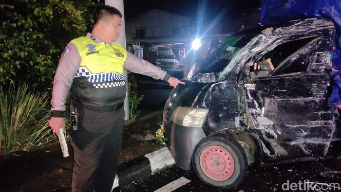1761739060070-polisi-melakukan-olah-tkp-di-lokasi-kecelakaan-1761718026164_169
