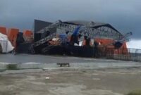 1761739070685-panggung-mamuju-festival-ambruk-diterjang-angin-kencang-1761717105718_169