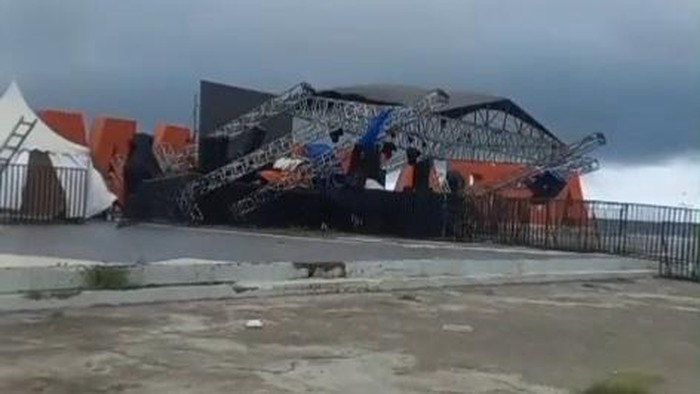 1761739070685-panggung-mamuju-festival-ambruk-diterjang-angin-kencang-1761717105718_169
