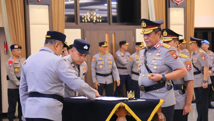 1761760357830-irjen-djuhandhani-rahardjo-resmi-menjabat-sebagai-kapolda-sulawesi-selatan-sulsel-usai-dilantik-sore-ini-dokumen-polri-1761742941419_169