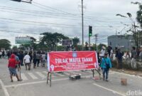 1761803854979-warga-memblokade-ruas-perempatan-mcd-untuk-menolak-konstatering-pn-kendari-1761799435988_169