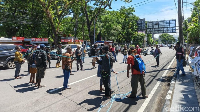 1761803967078-mahasiswa-papua-menuntut-empat-terdakwa-kasus-makar-papua-dibebaskan-andi-sitti-nurfaisahdetiksulsel-1761794175618_169