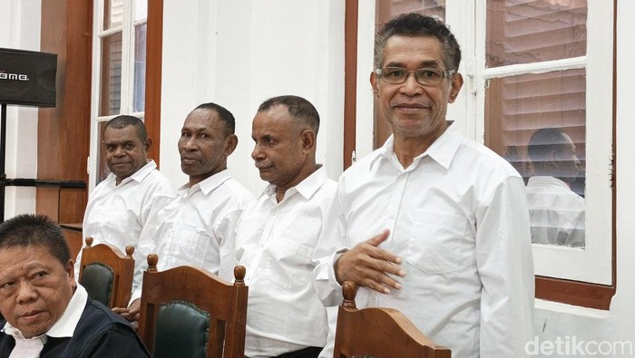 1761803993532-empat-petinggi-nfrpb-terdakwa-kasus-makar-saat-menghadiri-sidang-di-pengadilan-negeri-pn-makassar-1757918262211_169