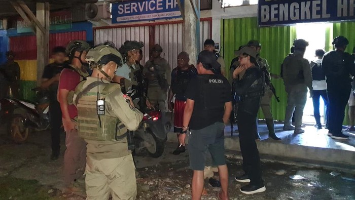 1761803999188-satgas-ops-damai-cartenz-mengamankan-lokasi-penembakan-di-yahukimo-1761791987840_169