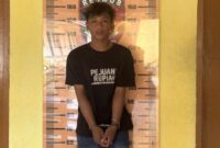 1761804236637-pemuda-tusuk-ibu-kandungnya-pakai-badik-di-mamuju-ditangkap-1761706714585_169