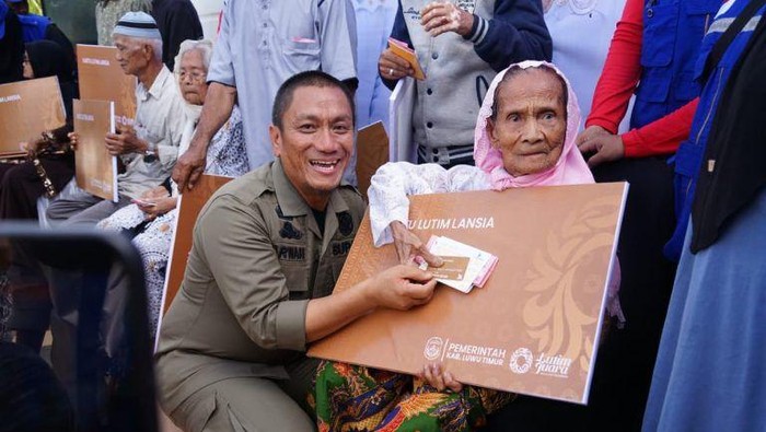 1761825462800-pemkab-luwu-timur-lutim-sudah-membekali-kartu-lansia-kepada-3000-orang-warganya-dengan-manfaat-bantuan-rp-1-juta-setiap-bulan--1761820750314_169