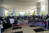 1761825468554-guru-honorer-madrasah-swasta-di-polman-menggeruduk-dprd-polman-menuntut-kesetaraan-hak-1761813509520_169