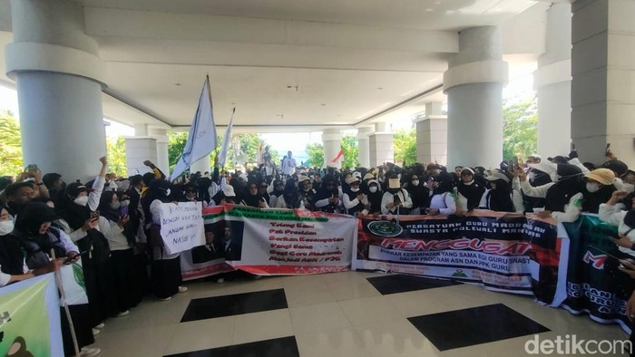 1761825468554-guru-honorer-madrasah-swasta-di-polman-menggeruduk-dprd-polman-menuntut-kesetaraan-hak-1761813509520_169