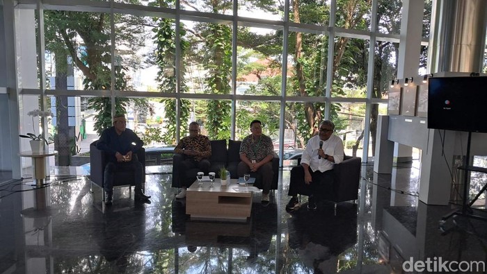 1761825474299-konferensi-pt-hadji-kalla-terkait-lahan-seluas-1641-hektare-yang-bersengketa-di-wisma-kalla-jalan-ratulangi-makassar-1761816976143_169