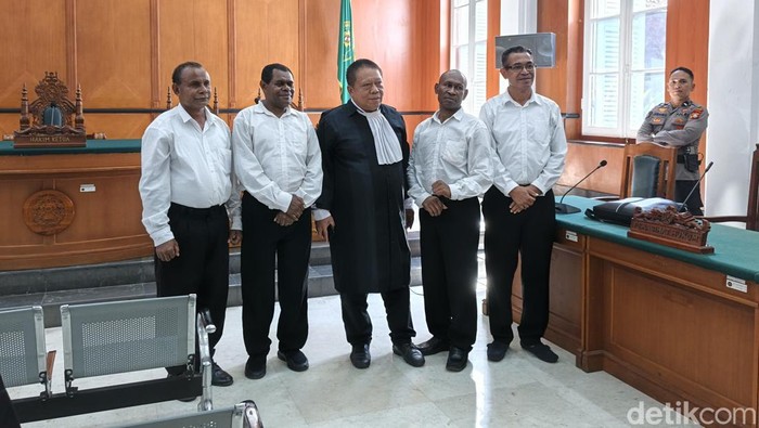 1761825518498-empat-petinggi-nfrpb-terdakwa-kasus-makar-saat-menghadiri-sidang-di-pengadilan-negeri-pn-makassar-1761809482419_169