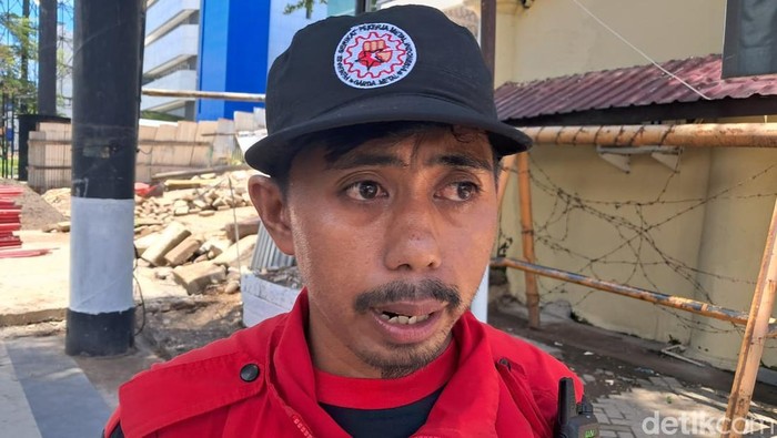 1761825551782-pangkorda-dpw-fspmi-sulsel-sukri-dg-naba-saat-demo-di-balai-kota-makassar-1761802723479_169