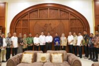 1761846991470-gubernur-wagub-sulsel-andi-sudirman-sulaiman-dan-fatmawati-rusdi-audiensi-dengan-mentan-andi-amran-sulaiman-1761835987569_169