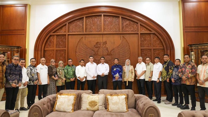 1761846991470-gubernur-wagub-sulsel-andi-sudirman-sulaiman-dan-fatmawati-rusdi-audiensi-dengan-mentan-andi-amran-sulaiman-1761835987569_169