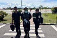 1761847062256-anggota-kkb-konara-enumbi-tengah-saat-dibawa-untuk-dilimpahkan-ke-kejari-nabire-1761831154234_169