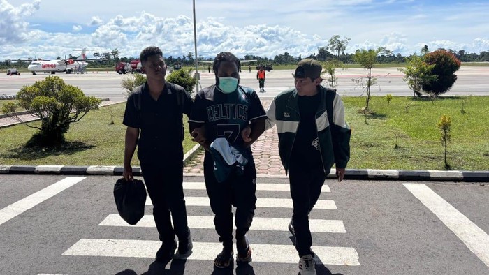 1761847062256-anggota-kkb-konara-enumbi-tengah-saat-dibawa-untuk-dilimpahkan-ke-kejari-nabire-1761831154234_169