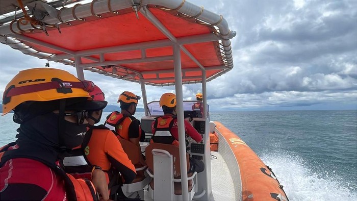 1761847351914-tim-sar-saat-melakukan-upaya-pencarian-bocah-laki-laki-yang-tenggelam-di-pulau-saboyan-mamuju-1761826798179_169