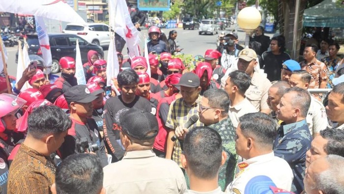 1761847412915-wali-kota-makassar-munafri-arifuddin-menerima-aspirasi-serikat-pekerja-soal-umk-makassar-2026-1761819397057_169