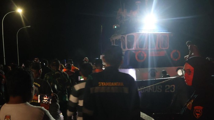 1761890551865-lima-korban-kapal-tenggelam-di-perairan-kaltim-saat-tiba-di-pelabuhan-babana-mamuju-tengah-1761876197609_169