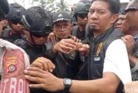 1761890757644-ketua-pn-kendari-rustam-nyaris-diamuk-warga-saat-melakukan-giat-konstatering-hingga-terpaksa-harus-dievakuasi-pakai-barracuda-1761801839746_169