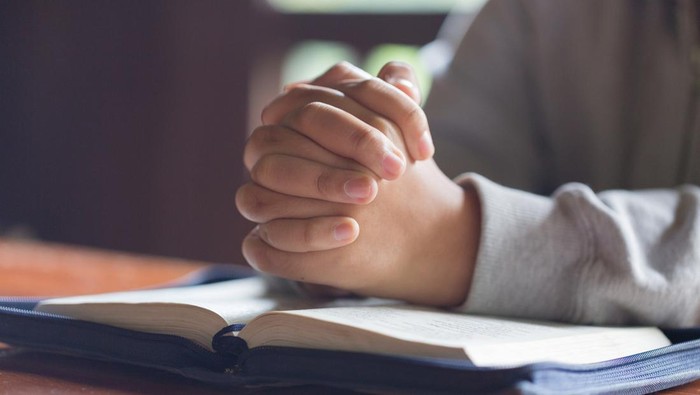 1761890800072-ilustrasi-doa-di-atas-alkitab-1754377858708_169