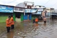 1761911808418-banjir-merendam-jalan-poros-paccerakkang-makassar-1761905490228_169