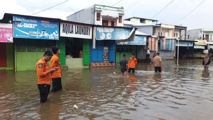 1761911808418-banjir-merendam-jalan-poros-paccerakkang-makassar-1761905490228_169