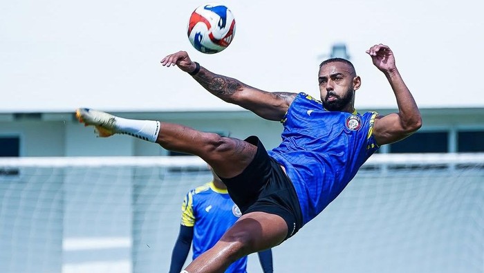 1761911835655-bomber-arema-fc-dalberto-memimpin-podium-top-skor-super-league-20252026-1761897090795_169