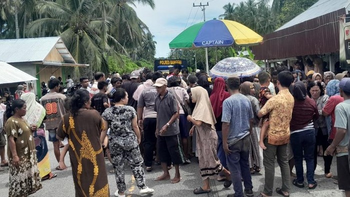 1761911869733-warga-memadati-lokasi-bocah-tk-tewas-tertabrak-di-banggai-1761896195486_169