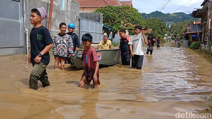 1761911891694-banjir-merendam-perumahan-di-kelurahan-mamunyu-kecamatan-mamuju-kabupaten-mamuju-1761893568588_169