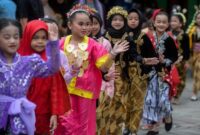 1761933658101-potret-gemas-siswa-sd-pakai-busana-tradisional-di-hari-kartini-1745217954171_169