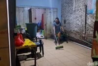 1761934141390-warga-membersihkan-rumah-sisa-banjir-di-poros-mangga-tiga-kelurahan-paccerakkang-kecamatan-biringkanaya-makassar-jumat-3110202-1761912863408_169