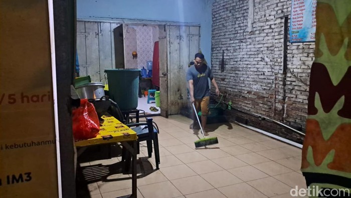 1761934141390-warga-membersihkan-rumah-sisa-banjir-di-poros-mangga-tiga-kelurahan-paccerakkang-kecamatan-biringkanaya-makassar-jumat-3110202-1761912863408_169