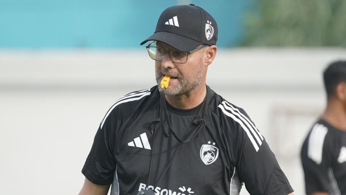 1761934190485-tomas-trucha-debut-melatih-psm-makassar-di-stadion-kalegowa-1761820172787_169