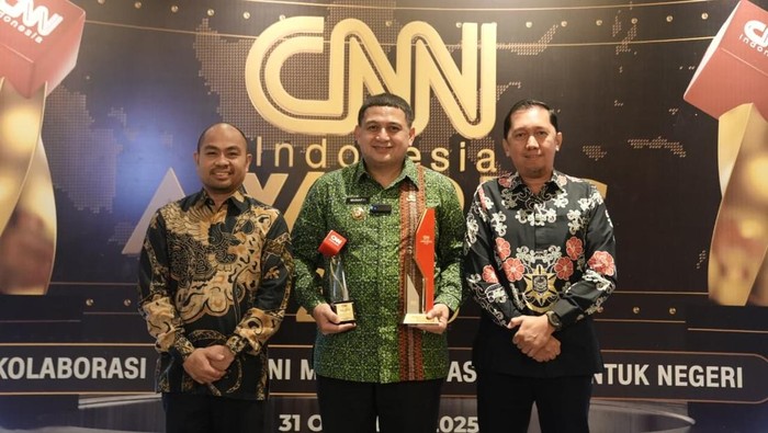 1761976618371-pemkot-makassar-meraih-2-penghargaan-dalam-ajang-cnn-indonesia-award-2025-1761964978429_169