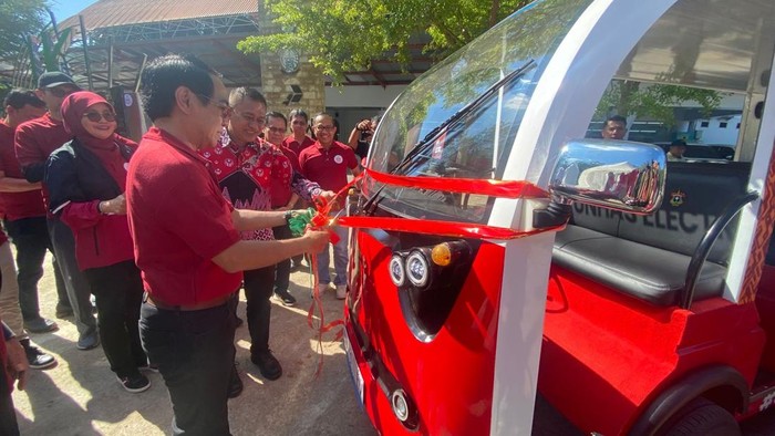 1762083919032-rektor-unhas-prof-jamaluddin-jompa-meresmikan-mobil-listrik-karya-fakultas-teknik-1762076876201_169