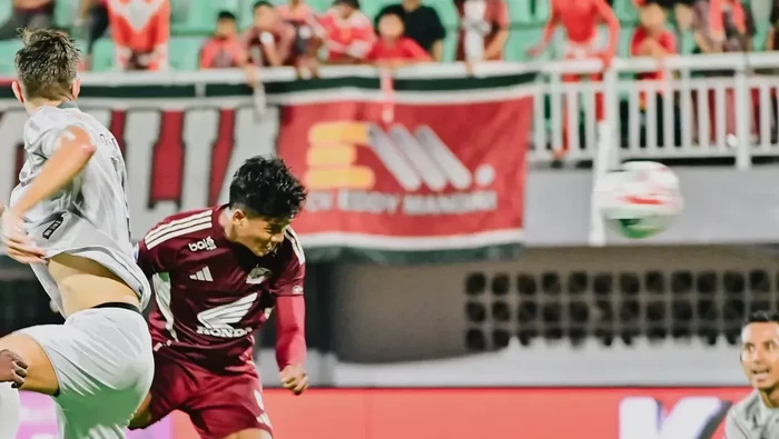 1762083946229-momen-abdul-rahman-mencetak-gol-yang-memaksa-laga-psm-makassar-vs-madura-united-tuntas-1-1-di-stadion-gelora-bj-habibie-1762079821754_169