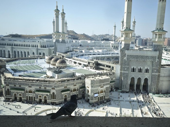 1762105488496-masjidil-haram-kembali-dipadati-jamaah-haji-di-hari-tasyrik-1749535066195_43