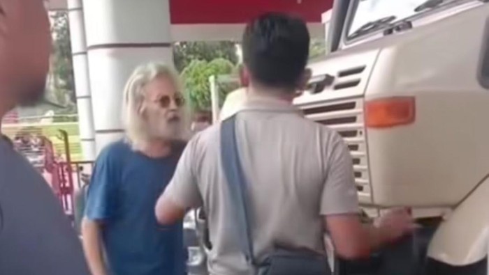 1762105572028-viral-bule-asal-jerman-cekcok-dengan-petugas-spbu-di-bone-1762090744884_169