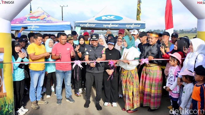 1762105708015-bupati-bone-andi-asman-sulaiman-meresmikan-ruas-jalan-selli-coppo-bulu-1762076142579_169