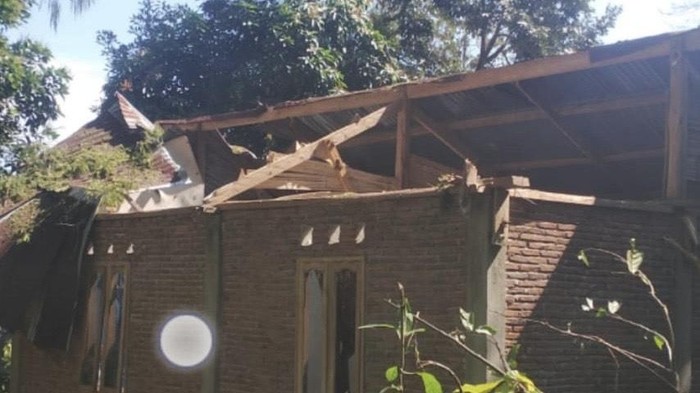 1762170939096-rumah-warga-di-tana-toraja-rusak-diterjang-angin-puting-beliung-1762159702191_169