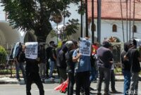 1762170993740-massa-aksi-yang-terdiri-dari-buruh-kiba-mendesak-majelis-hakim-pn-makassar-berpihak-ke-buruh-dalam-memutuskan-perkara-gugatan--1762141051033_169